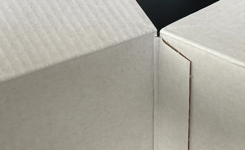 Kraftliner 200 g/m² laminated on white E-flute